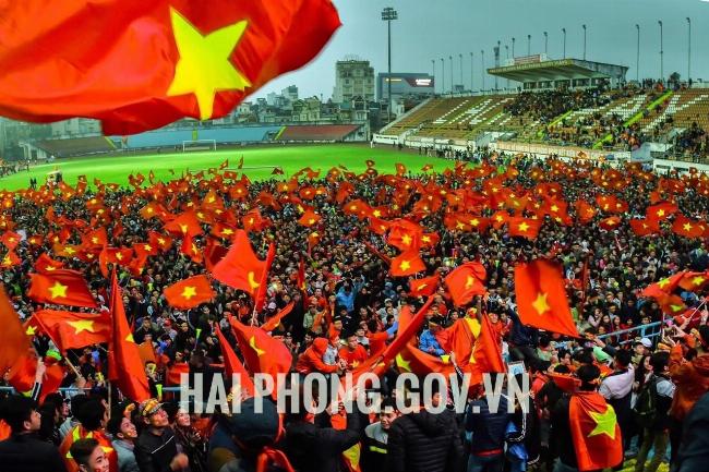 Hinh anh cong dong nguoi ham mo bong da trung quoc dang co vu tren khan dai san van dong